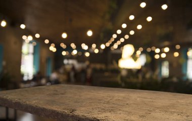 Karanlık arka planda kafe restoranın bulanıklık ışık altın bokeh boş ahşap masa üstü