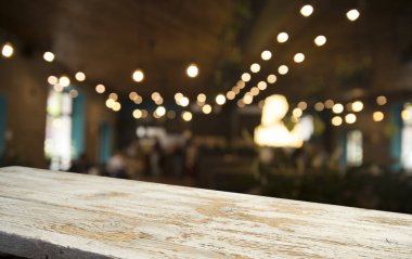 Karanlık arka planda kafe restoranın bulanıklık ışık altın bokeh boş ahşap masa üstü