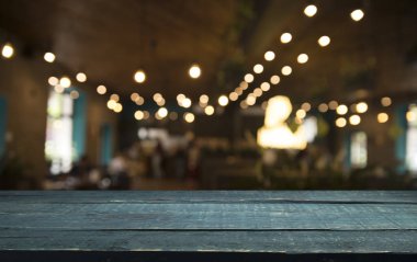 Karanlık arka planda kafe restoranın bulanıklık ışık altın bokeh boş ahşap masa üstü