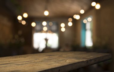 Karanlık arka planda kafe restoranın bulanıklık ışık altın bokeh boş ahşap masa üstü