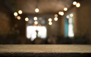 Karanlık arka planda kafe restoranın bulanıklık ışık altın bokeh boş ahşap masa üstü