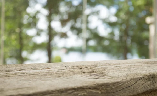 Vacío de mesa de madera en desenfoque de la cortina con vista a la ventana verde de fondo de jardín de árbol.Para la exhibición del producto de montaje o diseño clave disposición visual —  Fotos de Stock