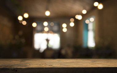 Karanlık arka planda kafe restoranın bulanıklık ışık altın bokeh boş ahşap masa üstü