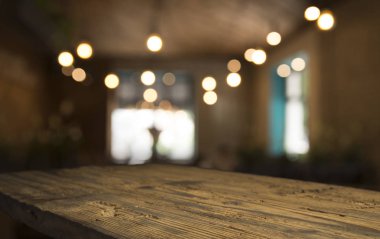 Karanlık arka planda kafe restoranın bulanıklık ışık altın bokeh boş ahşap masa üstü