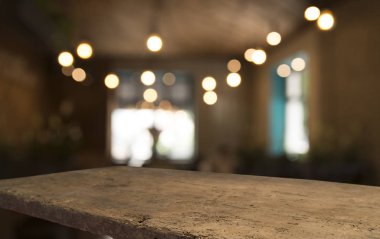 Karanlık arka planda kafe restoranın bulanıklık ışık altın bokeh boş ahşap masa üstü