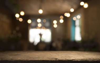 Karanlık arka planda kafe restoranın bulanıklık ışık altın bokeh boş ahşap masa üstü