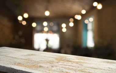 Karanlık arka planda kafe restoranın bulanıklık ışık altın bokeh boş ahşap masa üstü