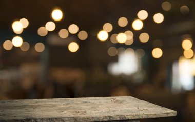Karanlık arka planda kafe restoranın bulanıklık ışık altın bokeh boş ahşap masa üstü