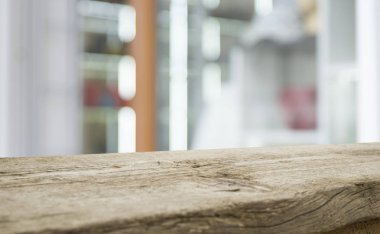 Ağaç bahçe arka planda pencere görünümü yeşil ile perde bulanıklık üzerinde ahşap masa üst boş. Montaj ürün gösterimi veya tasarım anahtarı görsel düzeni için