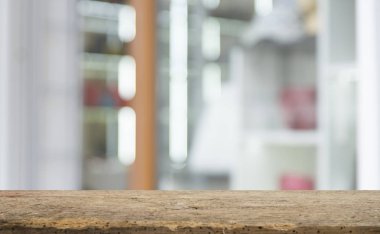 Ağaç bahçe arka planda pencere görünümü yeşil ile perde bulanıklık üzerinde ahşap masa üst boş. Montaj ürün gösterimi veya tasarım anahtarı görsel düzeni için