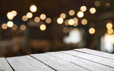 Karanlık arka planda kafe restoranın bulanıklık ışık altın bokeh boş ahşap masa üstü