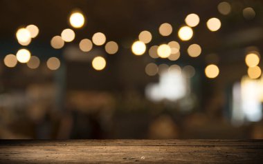Karanlık arka planda kafe restoranın bulanıklık ışık altın bokeh boş ahşap masa üstü