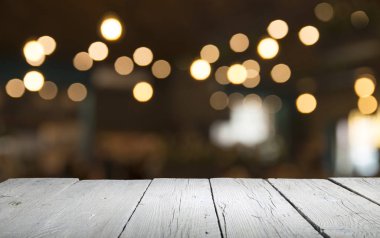 Karanlık arka planda kafe restoranın bulanıklık ışık altın bokeh boş ahşap masa üstü