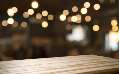 Karanlık arka planda kafe restoranın bulanıklık ışık altın bokeh boş ahşap masa üstü