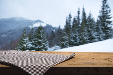 Boş ahşap döşeme üzerinde kış arka plan bulanık. Nesneniz için boş alanı. Zemin, kış manzarası ve kar taneleri ile Tablo düzeni.