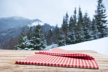 Boş ahşap döşeme üzerinde kış arka plan bulanık. Nesneniz için boş alanı. Zemin, kış manzarası ve kar taneleri ile Tablo düzeni.