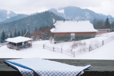 Boş ahşap döşeme üzerinde kış arka plan bulanık. Nesneniz için boş alanı. Zemin, kış manzarası ve kar taneleri ile Tablo düzeni.