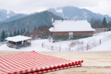 Boş ahşap döşeme üzerinde kış arka plan bulanık. Nesneniz için boş alanı. Zemin, kış manzarası ve kar taneleri ile Tablo düzeni.