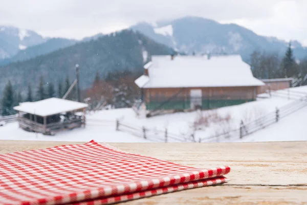 Boş ahşap döşeme üzerinde kış arka plan bulanık. Nesneniz için boş alanı. Zemin, kış manzarası ve kar taneleri ile Tablo düzeni.