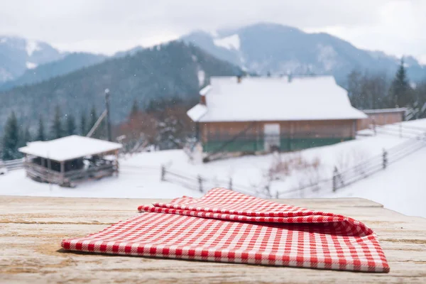 Boş ahşap döşeme üzerinde kış arka plan bulanık. Nesneniz için boş alanı. Zemin, kış manzarası ve kar taneleri ile Tablo düzeni.