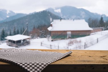 Boş ahşap döşeme üzerinde kış arka plan bulanık. Nesneniz için boş alanı. Zemin, kış manzarası ve kar taneleri ile Tablo düzeni.