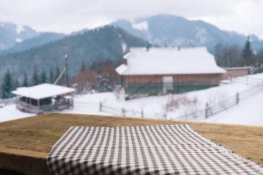 Boş ahşap döşeme üzerinde kış arka plan bulanık. Nesneniz için boş alanı. Zemin, kış manzarası ve kar taneleri ile Tablo düzeni.