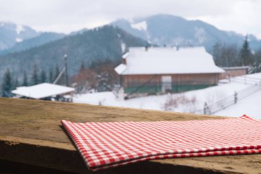 Boş ahşap döşeme üzerinde kış arka plan bulanık. Nesneniz için boş alanı. Zemin, kış manzarası ve kar taneleri ile Tablo düzeni.