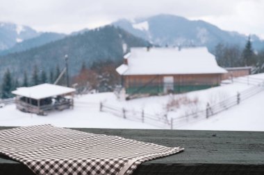 Boş ahşap döşeme üzerinde kış arka plan bulanık. Nesneniz için boş alanı. Zemin, kış manzarası ve kar taneleri ile Tablo düzeni.