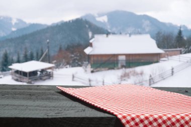 Boş ahşap döşeme üzerinde kış arka plan bulanık. Nesneniz için boş alanı. Zemin, kış manzarası ve kar taneleri ile Tablo düzeni.
