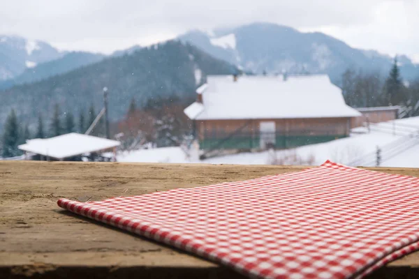 Lege houten vloeren op de achtergrond wazig winter. Lege ruimte voor uw object. Achtergrond, layout van de tabel met winterlandschap en sneeuwvlokken. — Stockfoto