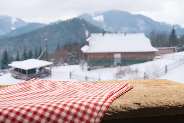 Boş ahşap döşeme üzerinde kış arka plan bulanık. Nesneniz için boş alanı. Zemin, kış manzarası ve kar taneleri ile Tablo düzeni.