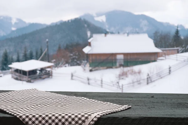 Boş ahşap döşeme üzerinde kış arka plan bulanık. Nesneniz için boş alanı. Zemin, kış manzarası ve kar taneleri ile Tablo düzeni.