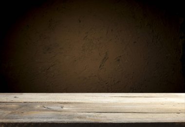 Karanlık arka planda kafe restoranın bulanıklık ışık altın bokeh boş ahşap masa üstü