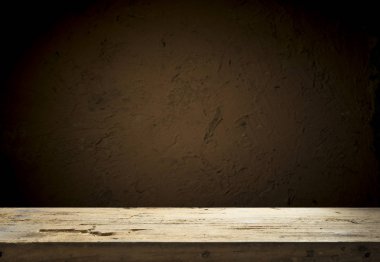 Karanlık arka planda kafe restoranın bulanıklık ışık altın bokeh boş ahşap masa üstü