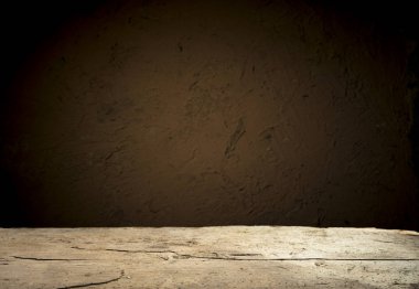 Karanlık arka planda kafe restoranın bulanıklık ışık altın bokeh boş ahşap masa üstü