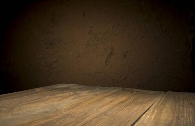 Karanlık arka planda kafe restoranın bulanıklık ışık altın bokeh boş ahşap masa üstü