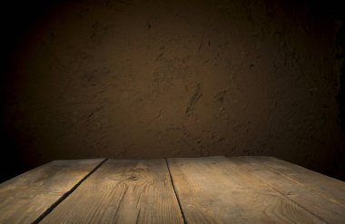 Karanlık arka planda kafe restoranın bulanıklık ışık altın bokeh boş ahşap masa üstü