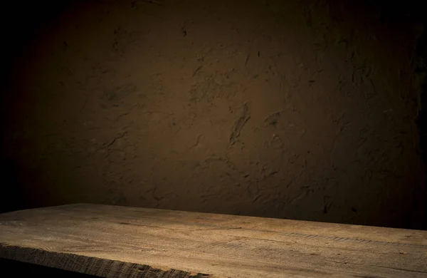 Lege houten tafelblad op Blur licht goud bokeh van café restaurant in donkere achtergrond — Stockfoto