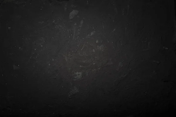 Betonová podlaha v temné místnosti s bodové světlo. černé pozadí. — Stock fotografie