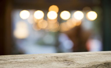 Karanlık arka planda kafe restoranın bulanıklık ışık altın bokeh boş ahşap masa üstü
