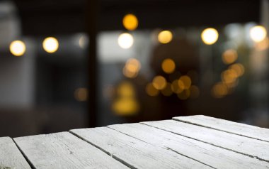 Karanlık arka planda kafe restoranın bulanıklık ışık altın bokeh boş ahşap masa üstü