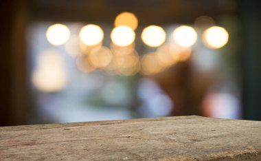 Karanlık arka planda kafe restoranın bulanıklık ışık altın bokeh boş ahşap masa üstü