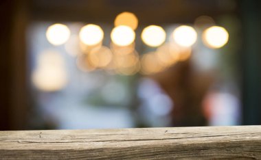 Karanlık arka planda kafe restoranın bulanıklık ışık altın bokeh boş ahşap masa üstü