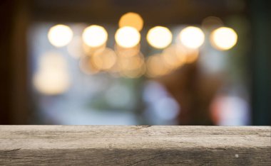 Karanlık arka planda kafe restoranın bulanıklık ışık altın bokeh boş ahşap masa üstü