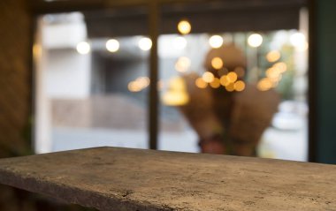 Karanlık arka planda kafe restoranın bulanıklık ışık altın bokeh boş ahşap masa üstü