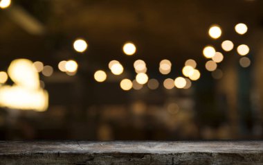 Karanlık arka planda kafe restoranın bulanıklık ışık altın bokeh boş ahşap masa üstü