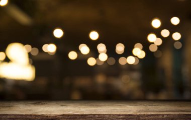Karanlık arka planda kafe restoranın bulanıklık ışık altın bokeh boş ahşap masa üstü