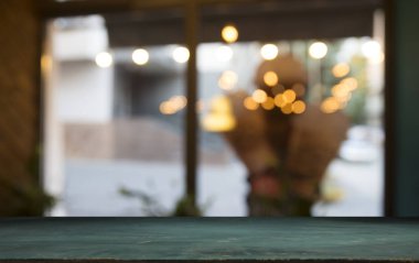 Karanlık arka planda kafe restoranın bulanıklık ışık altın bokeh boş ahşap masa üstü