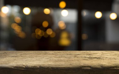 Karanlık arka planda kafe restoranın bulanıklık ışık altın bokeh boş ahşap masa üstü