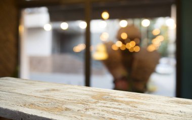 Karanlık arka planda kafe restoranın bulanıklık ışık altın bokeh boş ahşap masa üstü